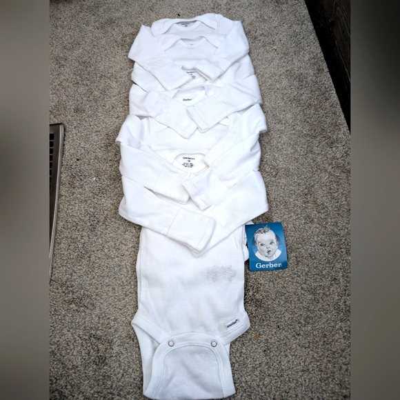 Gerber onesies - Picture 1 of 1